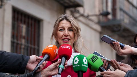 La vicepresidenta segunda y ministra de Trabajo y Econom�a Social, Yolanda D�az, atendiendo a los medios de comunicaci�n a su salida de la capilla ardiente por el periodista Ra�l del Pozo.
