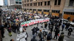 Manifestantes marchan por una avenida de Mine�polis