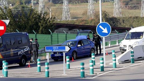 Vista de un control de la Polic�a Nacional a la entrada de Oviedo