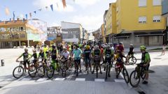 Un centenar de personas en el duod�cimo <span lang= gl >D�a da Bicicleta</span> de Vimianzo: �las im�genes!