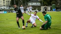 Rachu, muy activo durante todo el partido, trata de rematar ante la presencia de un defensa y el portero del Silva.