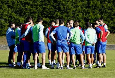 Los jugadores del Compos reciben las consignas de Fredi en un entrenamiento.