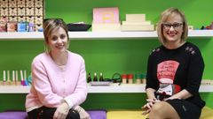 Isa y Laura, en la escuela de familias que llevan en Nar�n. 