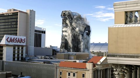 Explosin controlada del Casino Trump Plaza, en la ciudad de Atlantic Cit