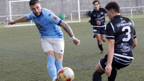 Cora golpea el baln durante el partido contra el Noia en el Marcos Gmez.