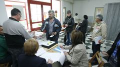 Votaciones en una de las mesas de la avenida de Galicia en unas elecciones europeas