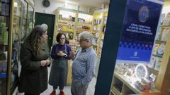 Alba Balsa, Laura Regueira y Jos Carlos Rodrguez, en un negocio con el cartel de la app