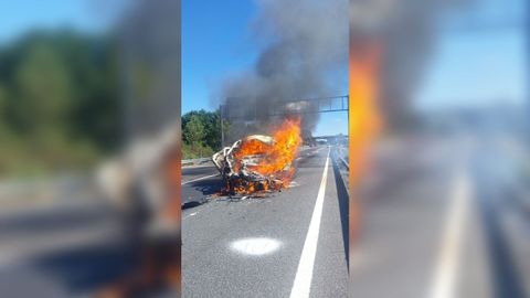 La furgoneta en la que viajaban los fallecidos comenz� a arder