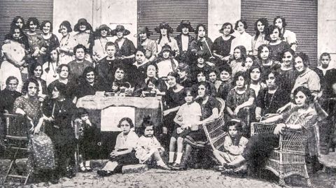 Mujeres y ni&ntilde;as monfortinas en una foto tomada en el a&ntilde;o 1927 en la calle Cardenal