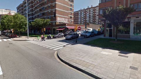 Confluencia de la Avenida del Llano y la calle la Amistad, en Gij�n