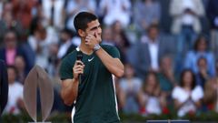 Alcaraz sonr�e en la celebraci�n por su triunfo en la Caja M�gica