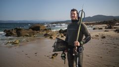 Rafael Rodrigo, en la playa de Basoas, en Porto do Son; una de sus favoritas para pescar.
