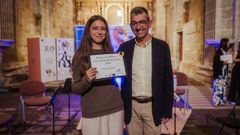 Amalia Bosch, intrprete de viola, recibi los premios del Fest Clsico Ribeira Sacra de manos de Luis Fernndez Guitin, presidente del consorcio de turismo
