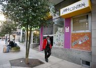 Los locales cerrados son una estampa habitual en pleno centro de Vilagarc�a.