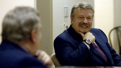 Siempre con su inconfundible bigote. En la imagen, durante una conferencia en Lugo, en el a�o 2004