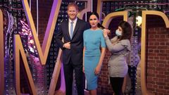 Una trabajadora del museo Madame Tussauds prepara las estatuas de Meghan y Harry para la reapertura