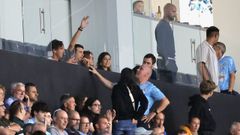 Gerard Piqu� y sus acompa�antes, en un palco de Bala�dos durante el Celta Fortuna-Andorra.