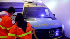 Una ambulancia, con las luces en la parrilla delantera y el salpicadero por las que les multan