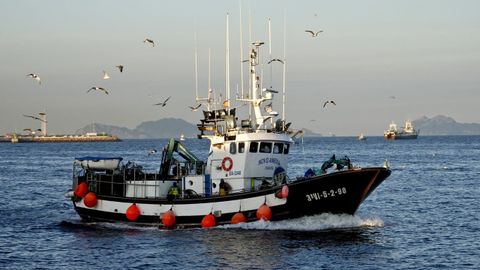 La pesca artesanal, como la que practica este barco que navega por la ra de Vigo, es uno de los ejes de accin del Fempa 2021-2027