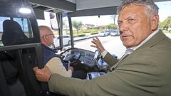 Telmo Martn, alcalde de Sanxenxo, junto al conductor del autobs de la lanzadera que saldr desde el parque de Nantes