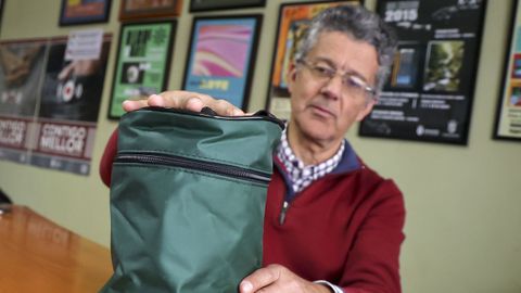 Diego Rodríguez, trabajador social del Concello de Cerdido, con la urna con las cenizas.