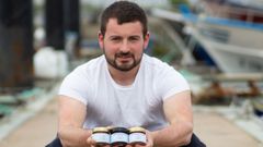 Yago Gonz�lez posa junto a sus tres variedades de pat�.