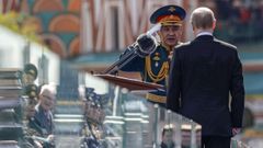 El ministro de Defensa ruso, Sergui Shoig, saluda a Putin durante el desfile del Da de la Victoria, el pasado mes de mayo en Mosc