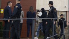 En la imagen, uno de los detenidos a su llegada a los juzgados de Corcubin en la maana de 24 de octubre del 2024.