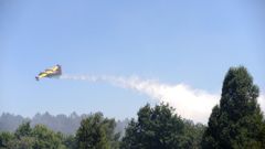 Un avi�n bombero sobrevuela un incendio de Castrelo de Mi�o, el a�o pasado.