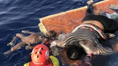 Open Arms denuncia que guardias libios hundieron un barco de refugiados con dos mujeres y un ni�o a bordo