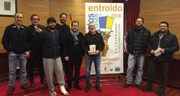 Protagonistas y colaboradores presentaron ayer el programa de carnaval en el Concello