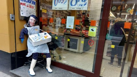 Una comadre pescadera ante un supermercado de la calle monfortina Roberto Baamonde