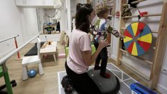 Una de las trabajadoras de Aupa, durante una sesi�n de terapia con uno de sus pacientes.