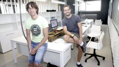 Fotograf�a de dos emprendedores en el espacio de �coworking� de A Pobra