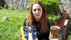 Iria Lamas Leira con el libro que dise�� con los recuerdos de su t�o Manolo