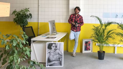 Eloy Taboada es el encargado de impartir las clases de fotograf�a en el centro c�vico de Canido