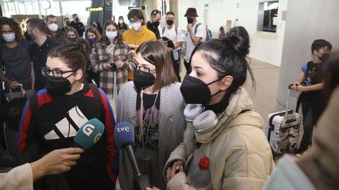 A las cinco de la tarde del domingo, Aida Tarro y las hermanas Olaia y Sabela Maneiro aterrizaron en Santiago, donde las esperaban con pancartas
