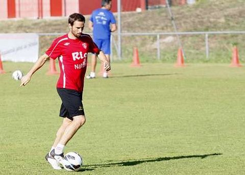 Pablo �lvarez, con el bal�n durante un entrenamiento antes de su lesi�n.