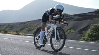 Alejandra G�mez-Ulla, durante la prueba ciclista del Ironman de Lanzarote, en el que consigui� la clasificaci�n a Kona.