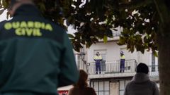 La Guardia Civil controlando que se cumplan las medidas de seguridad en Xinzo, donde unos vecinos no dudaron en disfrazarse de agente en su balc�n