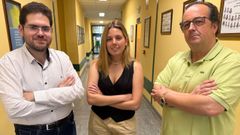Elisa Fraga Galdo, junto a sus directores de TFM, Joaqu�n Enr�quez, a la izquierda, y Mois�s Alberto Garc�a a la derecha.
