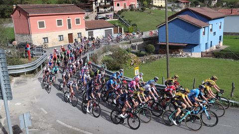 El pelot�n rueda durante la etapa Villaviciosa - Alto de la Farrapona