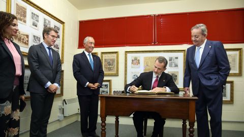 El premiado y el Rey firmaron en el Libro de Oro de La Voz de Galicia 