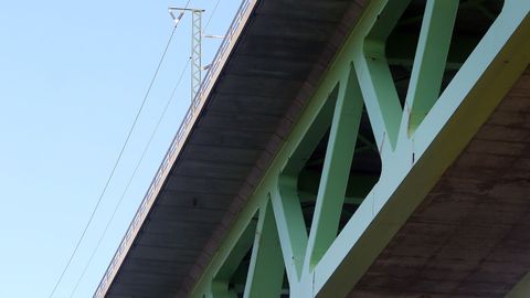 La celosía metálica del viaducto, que entró en funcionamiento en el 2015, presenta ya muestras de oxidación