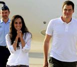 Los cooperantes espa�oles Ainhoa Fern�ndez y Enric Gonyalons, secuestrados el 22 de octubre en un campo de refugiados de Tinduf, a su llegada a Madrid el pasado d�a 19 tras nueve retenidos.