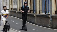 Una persona circulando en un patinete eléctrico de manera correcta en A Coruña