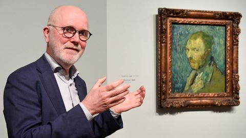 El experto holand�s del Museo Van Gogh Louis van Tilborgh explica los pormenores de la investigaci�n sobre el autorretrato de 1889