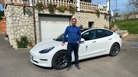 Jaime Cuendias junto a su vehculo elctrico, que recomienda a otros conductores profesionales como l siempre y cuando tengan cargador en casa.