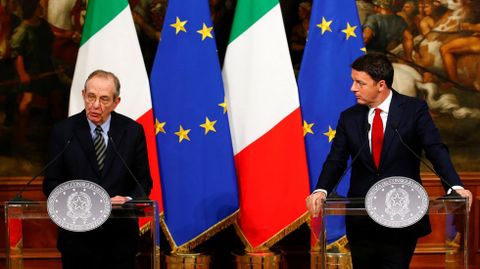 Pier Carlo Padoan, compareciendo con el hasta ayer primer ministro Mateo Renzi