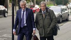 El impulsor de Foro Asturias, ex vicepresidente del Gobierno y ex presidente del Principado, Francisco lvarez-Cascos (d) junto a su abogado a su llegada este jueves a la Audiencia Provincial de Oviedo, donde es juzgado como presunto autor de un delito continuado de apropiacin indebida por cargar gastos personales al partido